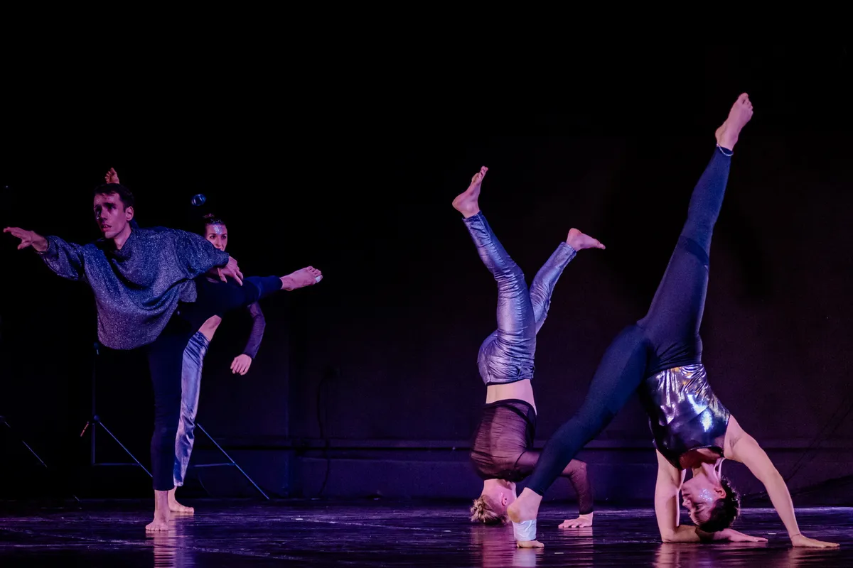 1 august, 19:00–19:45 în Piața Sfântul Gheorghe: Falling Superstars, spectacol, organizator: Asociația Noi Re-Creăm & Asociația Unfold Motion.