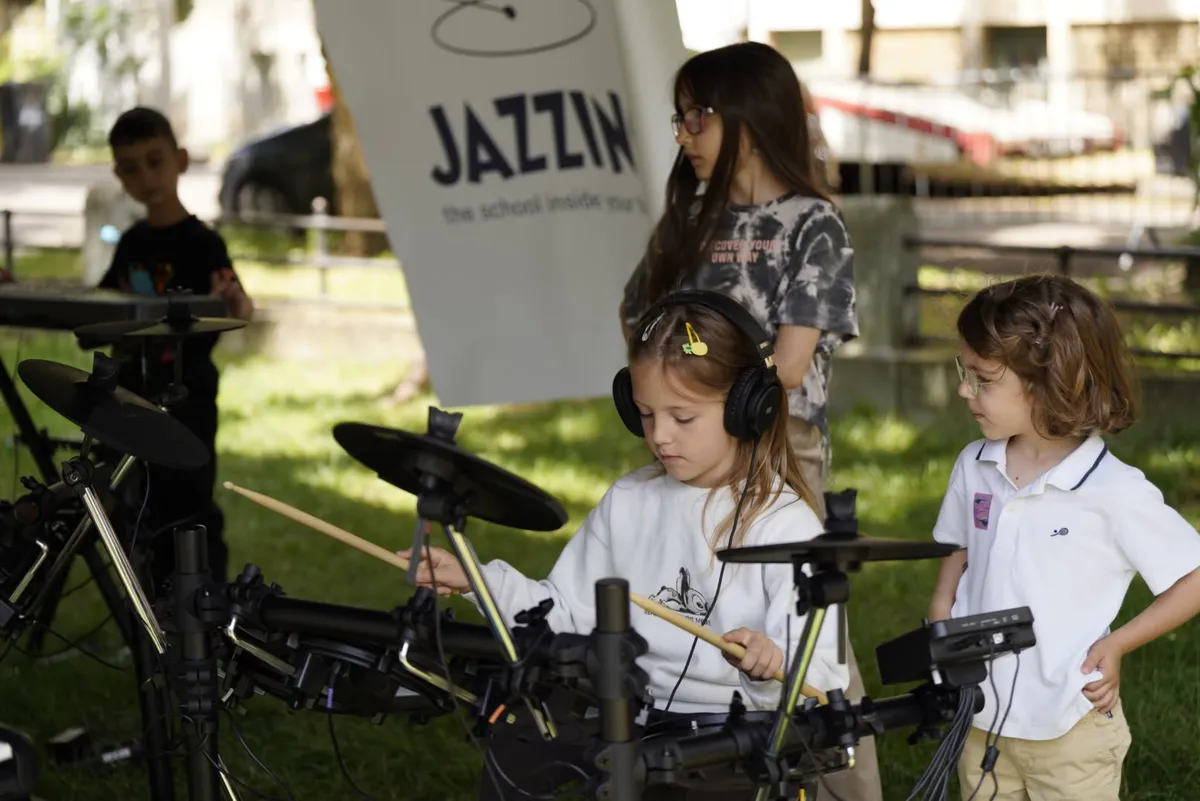 1-2 august, 10:00–11:00 în Parcul Regina Maria: Atelier JAZZINO pentru clasele 0-IV, organizat de Asociația Prin Banat și Fundația Culturală Jazz Banat;