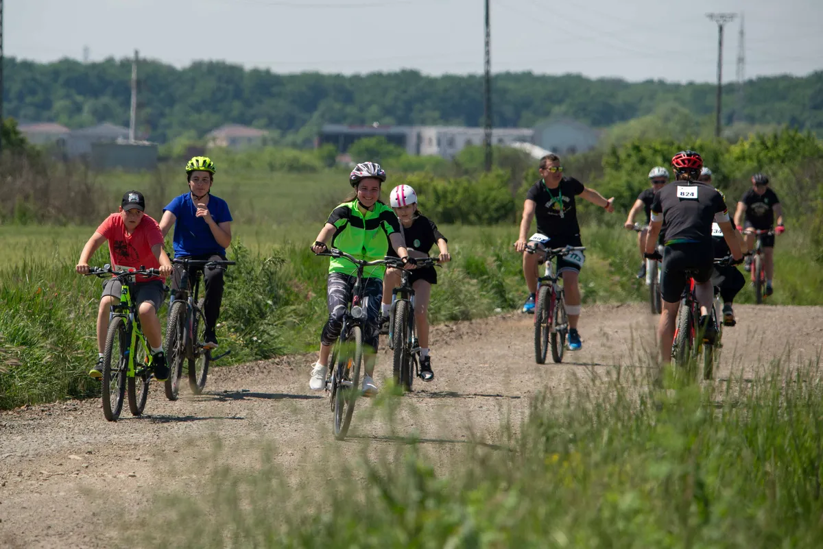Tură de bicicletă pentru tineri pe malul Begăi – mișcare și conectare în aer liber 